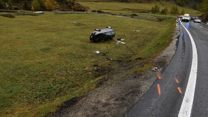 Von der Fahrbahn abgekommen: Auf der Berninapassstrasse bei Paschiavo geriet das Auto der 70-Jährigen ausser Kontrolle und überschlägt sich.