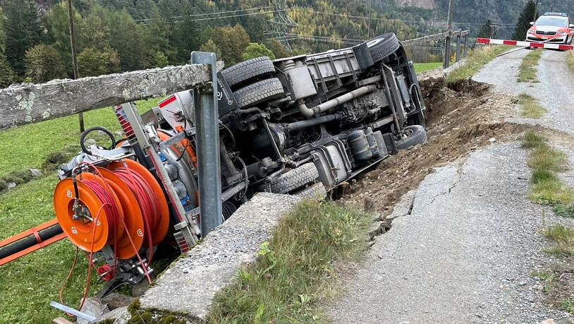 Umgekippt: Beim Befahren der Naturstrasse gab ein Teil der Stützmauer nach und das Kanalreinigungsfahrzeug kippte zur Seite