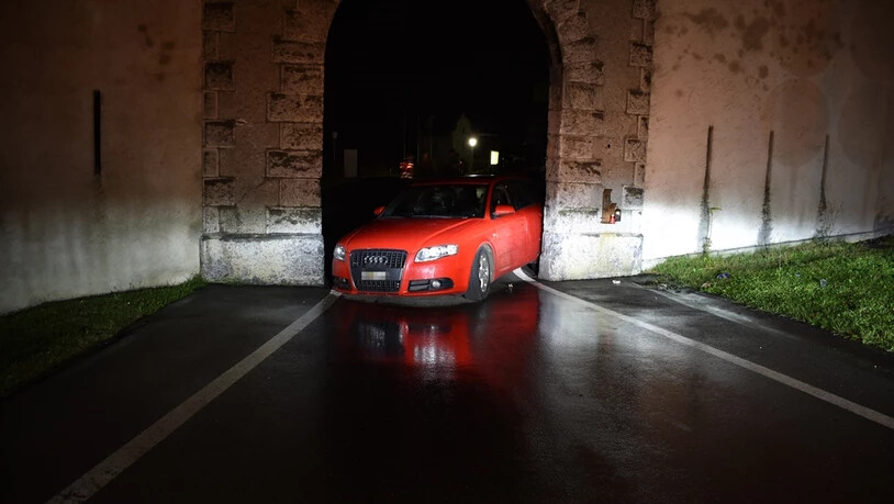 Selbstunfall: Ein Autofahrer prallte mit seinem Auto beim Befahren eines Torbogens gegen eine Mauer.