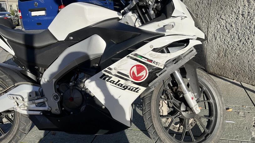 Beschädigter Töff: Beim Unfall entstand an beiden Fahrzeugen Sachschaden. 