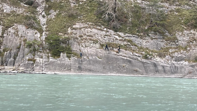 Rettung am Rhein: Der 9-Jährige konnte durch einen Polizisten und einen Passanten aus der misslichen Lage befreit werden.