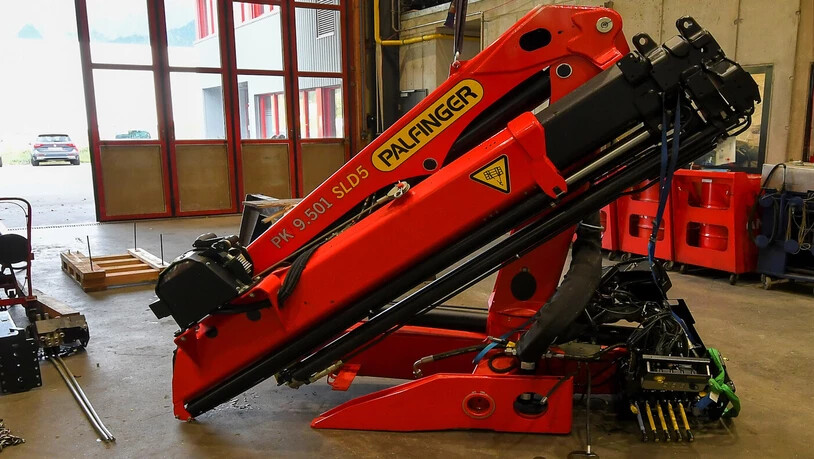 Arbeitsunfall: Ein 41-jähriger Mann wurde von einem Kran getroffen und schwer verletzt.