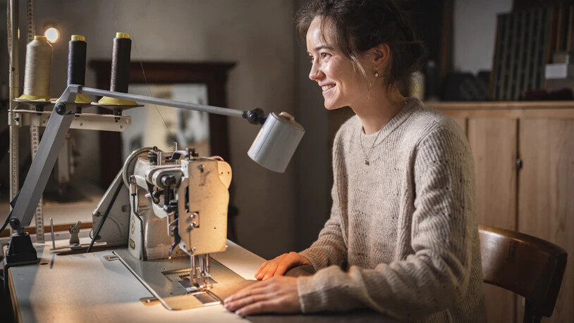 Patricia Flütsch an ihrem Arbeitsplatz als Innendekorateurin.