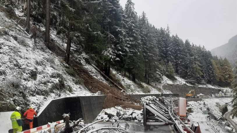 Die Berninastrasse ist nach wie vor mit Geröll verschüttet und kann vorerst nicht für den Verkehr freigegeben werden.