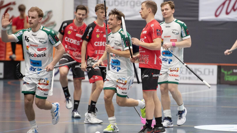 Unterschiedliche Gemüter: Während die Spieler von Wiler-Ersigen jubeln, sind diejenigen von Alligator Malans (in rot) konsterniert.