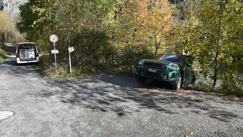 Glück im Unglück: Das Auto geriet über den Platzrand hinaus und blieb in der Böschung stecken. Ein weiteres Abrutschen in den Hinterrhein konnte dadurch vermieden werden.