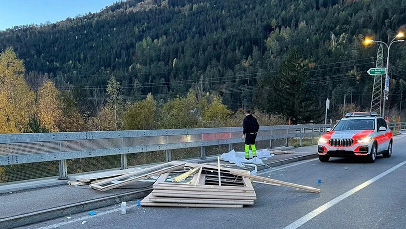Zu Bruch gegangen: Geladene Fenster fallen in Rothenbrunnen vom Anhänger. 