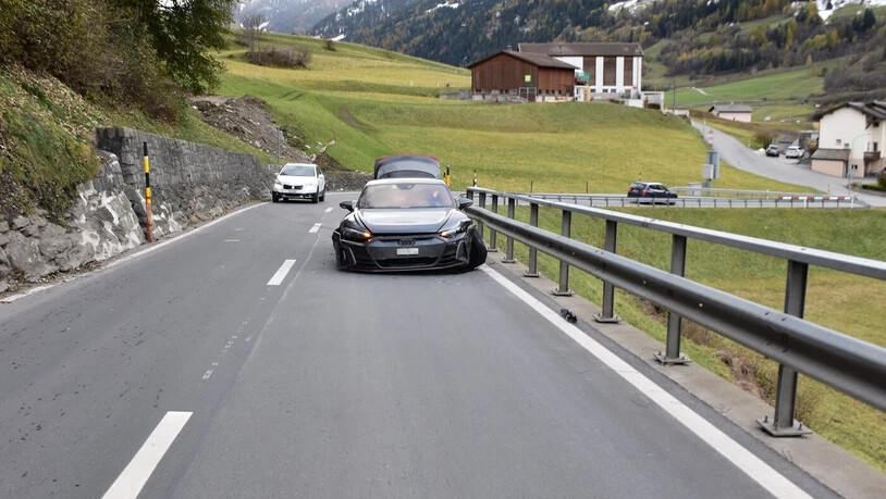 Von links nach rechts: das Auto kollidierte erst mit der Mauer und dann mit der Leitplanke.