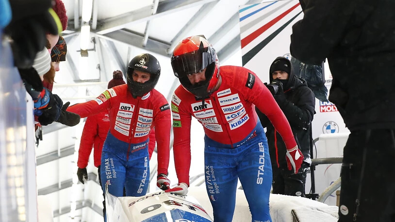 Michael Vogt (rechts, hier mit Bremser Sandro Michel vor dem Start im Zweier) belegte mit dem Vierer auch am Sonntag Platz 5