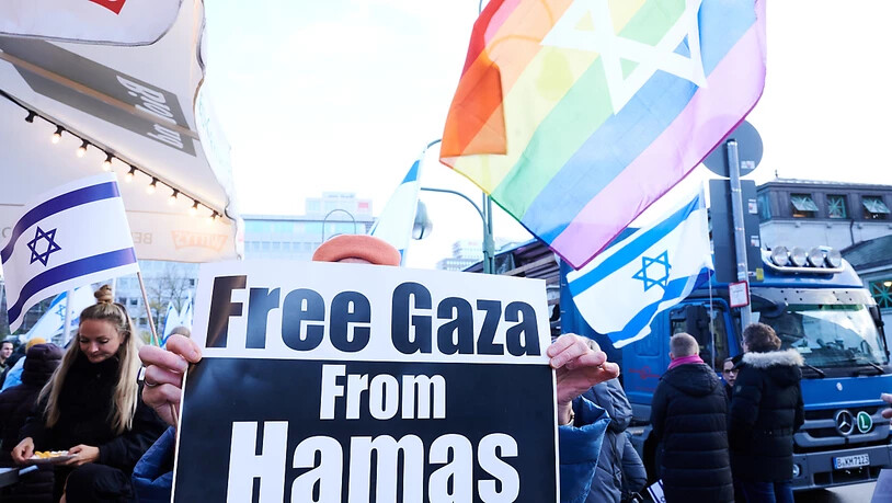"Free Gaza from Hamas" steht auf einem Transparent, das eine Frau auf der Demonstration "Jüdisches Leben Berlin" für Israel und gegen Antisemitismus hält. Und es gibt eine Aussicht - es besteht die konkrete Hoffnung auf die Freilassung Deutzender Geiseln…