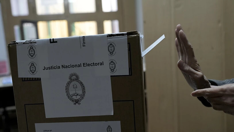 In Argentinien hat die entscheidende zweite Runde der Präsidentenwahl begonnen. Foto: Matias Delacroix/AP/dpa