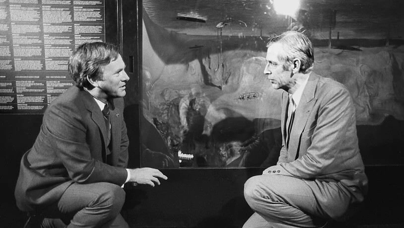 Entdecker Don Walsh ist verstorben. Im Bild: Der Schweizer Ozeanforscher Jacques Piccard (rechts) und Don Walsh 1985 im Verkehrshaus in Luzern. (Archiv)