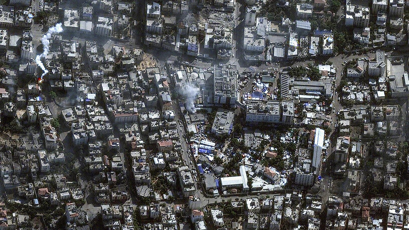HANDOUT - Auf diesem Bild ist die Al-Schifa Klinik und seine Umgebung zu sehen. Die Israelische Armee hat nun ein Video zu einem mutmaßlichen Tunnel unter dem Krankenhaus veröffentlicht. Foto: ---/Satellite image '2023 Maxar Technologies/AP/dpa - ACHTUNG…