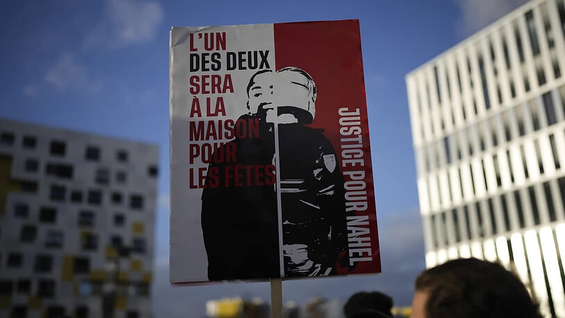 Hunderte Menschen haben sich in Frankreich zum Protest versammelt und forderten «Gerechtigkeit für Nahel». Foto: Lewis Joly/AP/dpa