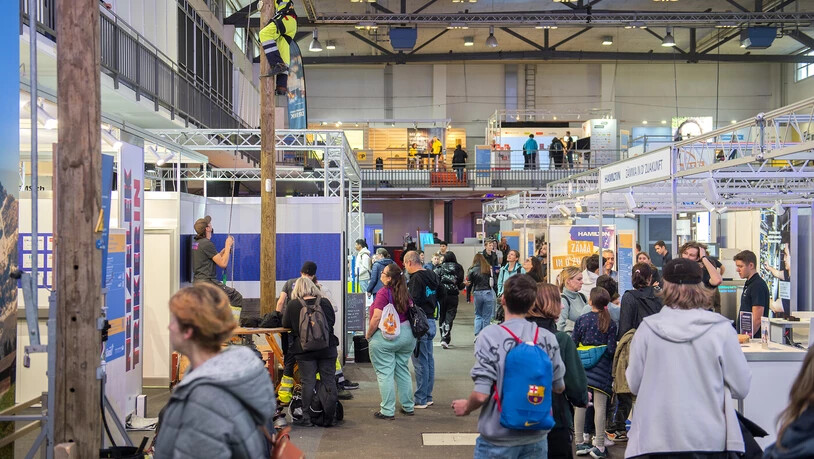 Einblicke in die Berufswelt: Über 4000 Schülerinnen und Schüler besuchten die diesjährige Fiutscher und entdeckten in der Stadthalle in Chur verschiedene Berufsbilder.