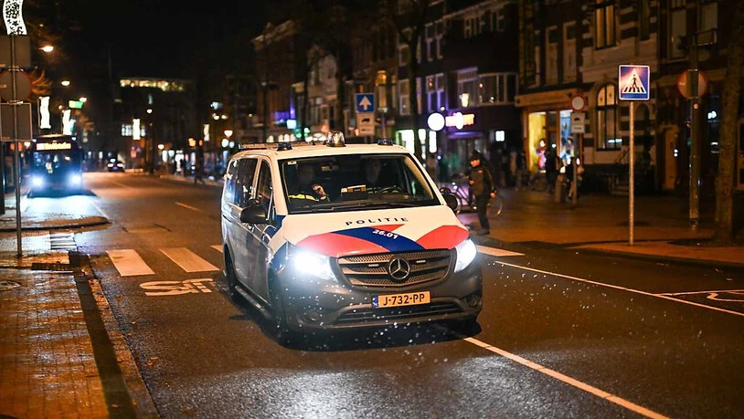 Polizeikräfte in der Nähe der Gaststätte in Groningen, in der Rechtspopulist Thierry Baudet angegriffen wurde. Foto: Dennis Venema/Venema Media/ANP/dpa