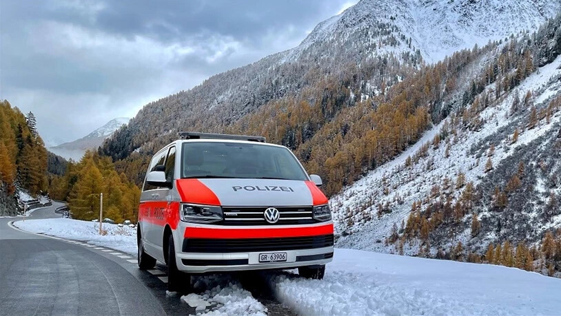 Im Einsatz: Unter anderem eine Polizeipatrouille suchte am Wochenende nach einem vermissten Snowboarder in Scuol.
