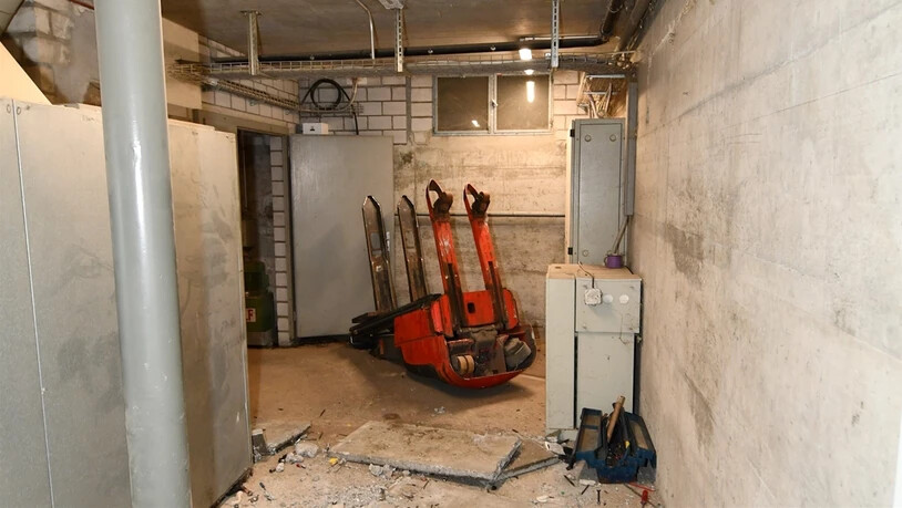 Schwerer Arbeitsunfall: In Landquart ist ein 49-Jähriger mit einem Elektrostapler abgestürzt. Er verstarb noch vor Ort.