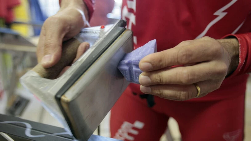 Bei der Präparation der Ski fangen die Serviceleute wegen des Verbots von Fluor quasi wieder bei null an