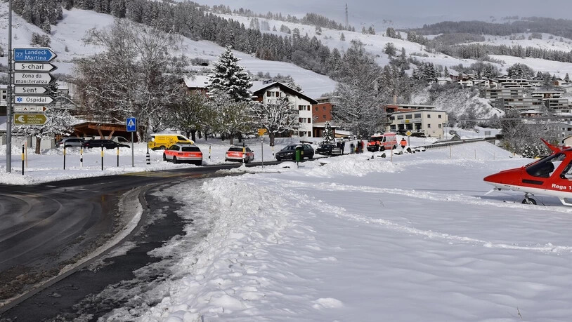 Jegliche Hilfe kam zu spät: Trotz Reanimationsversuchen verstarb der 47-Jährige in Scuol. Davor ist er von der Strasse abgekommen und in einen Leitpfosten geprallt.