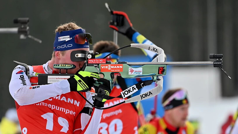 Sebastian Stalder trifft mit dem Gewehr, dessen Schaft im Eigenbau entstand