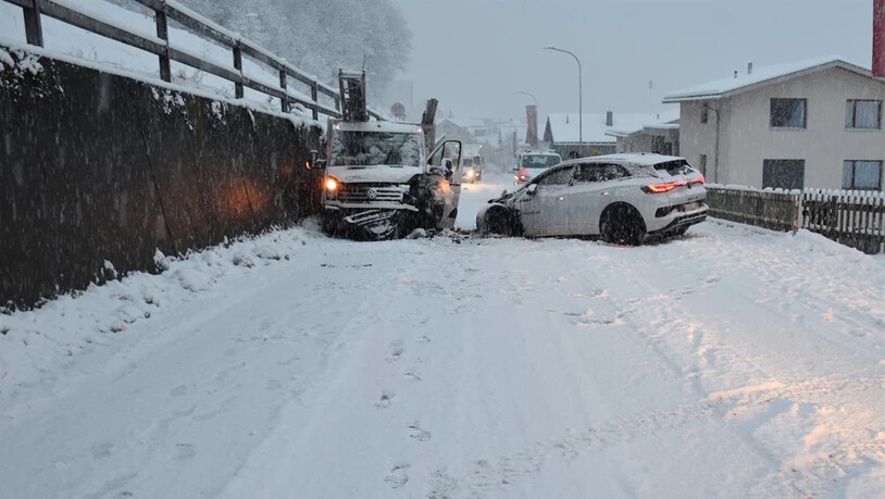 Aus Kurve gerutscht: Zwei Fahrzeuge sind am Dienstagmorgen frontal ineinander geprallt. Die Fahrbahn war für eine gute Stunde gesperrt. 