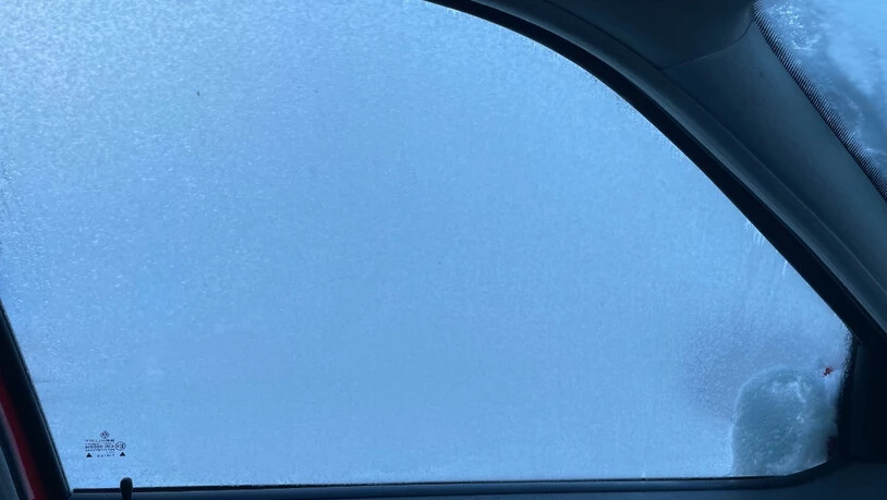 Verboten: Die Front- und die vorderen beiden Seitenscheiben müssen frei von Eis sein. 