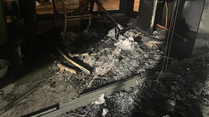 Advent: Jemand hatte im Wintergarten eine Adventskerze angezündet. 