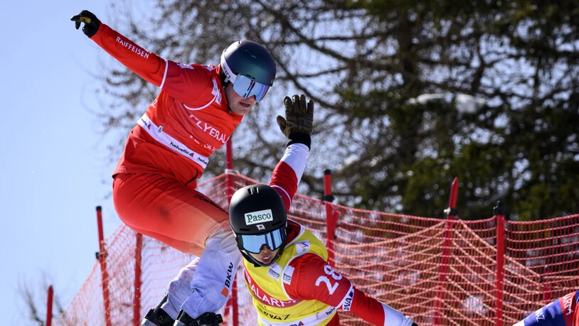 Der Schweizer Boardercrosser Kalle Koblet (links) verpasste beim Weltcup im französischen Les Deux Alpes das Podest als Vierter nur knapp