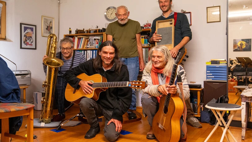 Die Crestasee Skiffle Band: Zusammen mit Beat Lanicca, Gian A. Courtin, Heinz P. Jenny und Nicolas Zogg (von links) musiziert Walter Lietha (rechts kniend) im Probelokal in Chur.