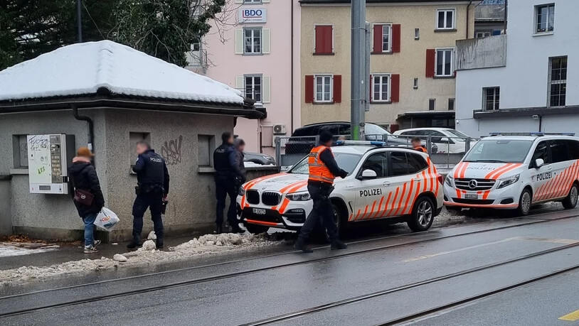 Polizeieinsatz: Hinter dem Stadtgarten wird ein Mann in Gewahrsam genommen.