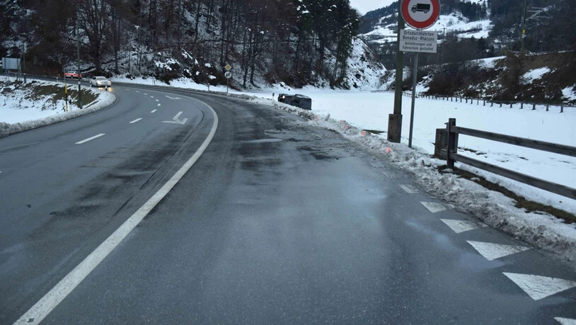 Verkehrsunfall: Ein Auto geriet in Bonaduz über eine Böschung und überschlug sich.