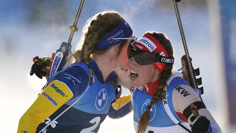 Die Siegerin Elvira Öberg aus Schweden gratuliert der Engelbergerin Lena Häcki-Gross zum 2. Rang