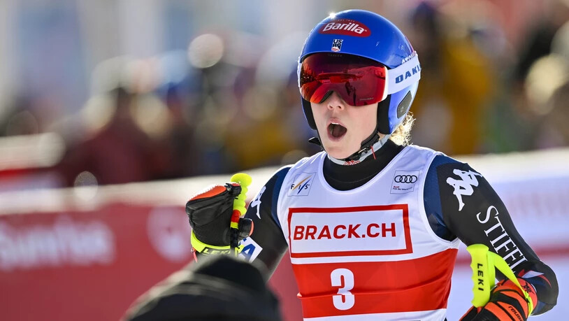 Überraschung im Ziel: Mikaela Shiffrin freut sich über ihren Sieg in der Abfahrt von St. Moritz.