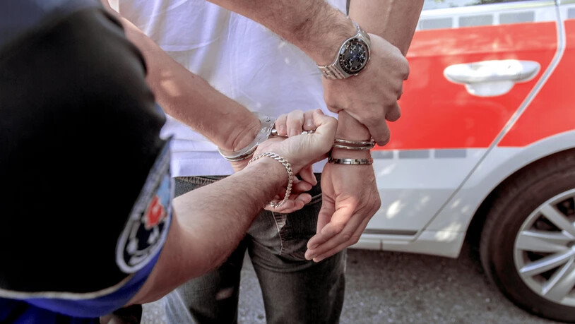 Ein 36-jähriger Italiener ist wegen versuchten Mordes durch einen Messerangriff bei einem Streit in einem Nachtclub in Muralto TI verhaftet worden. (Symbolbild)