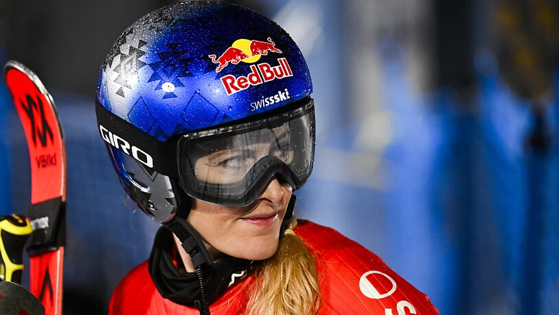 Fanny Smith ärgert sich - der vierfachen Arosa-Siegerin kommen im Viertelfinal die Ski einer Gegnerin in die Quere