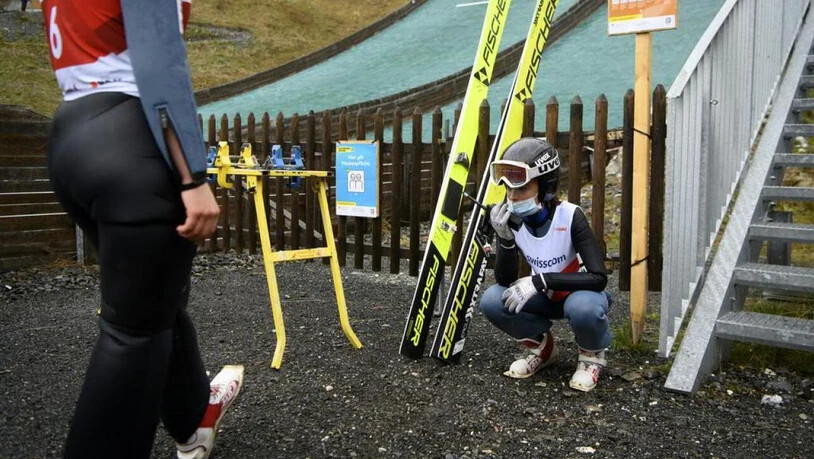 Sina Arnet (rechts) tauscht sich via Walkie-Talkie mit ihrem Trainer aus