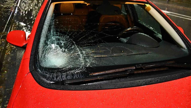 Kaputte Windschutzscheibe: Das Auto wurde nach dem Unfall abgeschleppt. Davor hat ein 75-jähriger Autofahrer eine 45-jährige Fussgängerin angefahren.