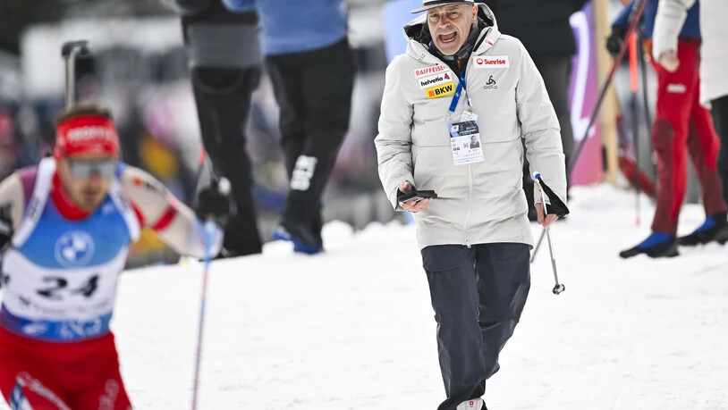 Vollgas neben der Loipe: Der Schweizer Disziplinenchef Lukas Keel feuert seine Athleten am Freitag an. 