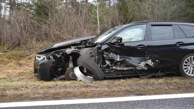 Totalschaden: Am Freitagnachmittag ist es in Landquart auf der Nationalstrasse N28 zu einem schweren Unfall zwischen zwei Personenwagen gekommen. Kurz darauf war noch ein Lastwagen involviert. 