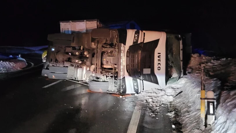 Glück im Unglück: Der Chauffeur konnte das Fahrzeug selbständig verlassen.