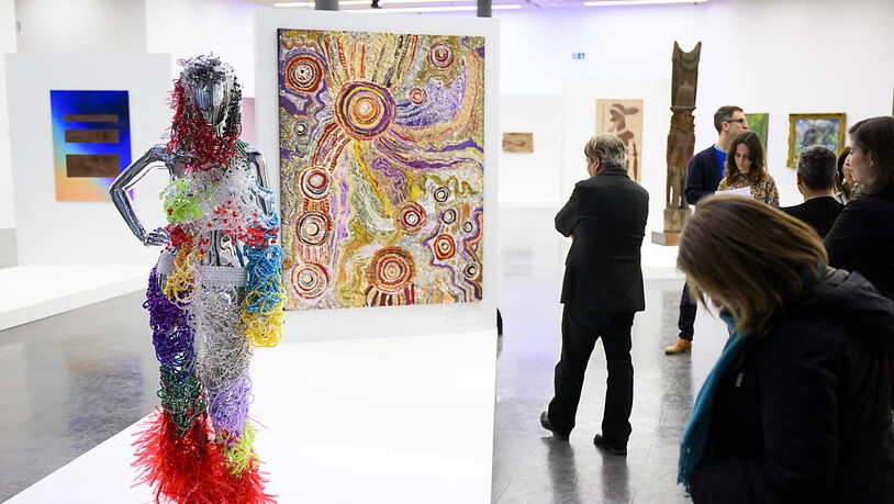 Der Modedesigner Kévin Germanier hat ein Gemälde des Aborigne-Künstlers Manyitjanu Lennon ausgewählt und seine eigene Kreation in Dialog dazu gesetzt. Solche Duos sind das Prinzip der Ausstellung "High Five!" in der Fondation Opale in Lens bei Siders.