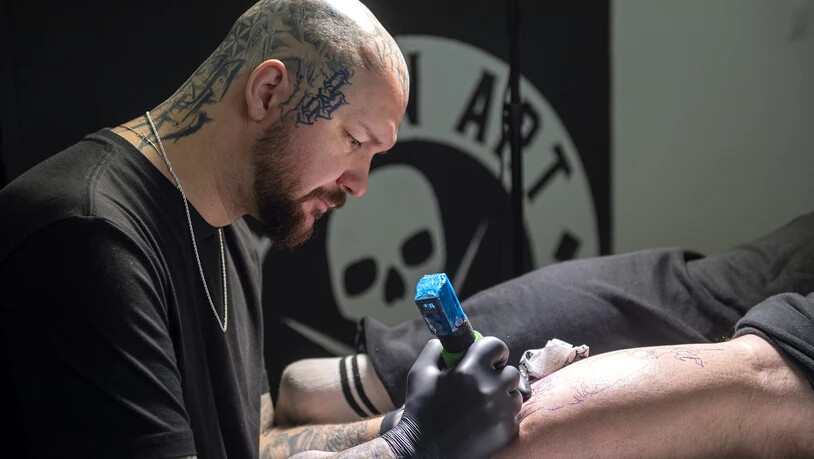 Temporäre Arbeit in Chur: Der selbstständige Churer Tattoo-Artist Marcel Bernhard lebt seit drei Jahren in den USA. Nun arbeitet er für ein paar Wochen als Gast-Tätowierer im Skin Art Tattoo Studio in Chur.
