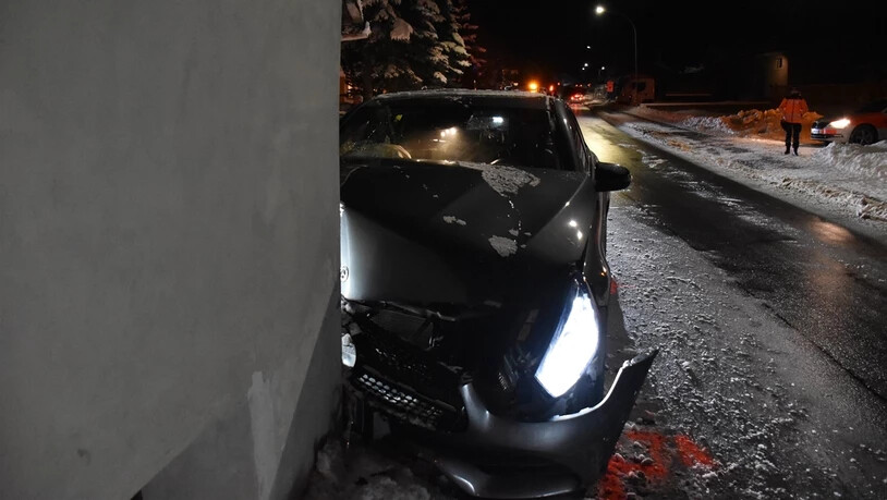 In Hausecke geprallt: Die leichten Verletzungen der 55-jährigen Autofahrerin wurde vom Rettungsdienst Spino ambulant behandelt.