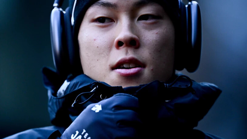Der neue Tournee-Leader Ryoyu Kobayashi schaltet vor dem Wettkampf den Umgebungslärm aus