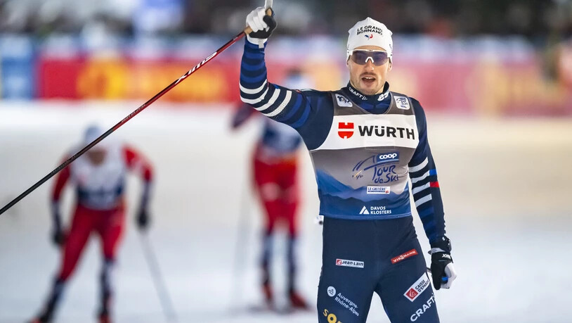 Schaut her: Lucas Chanavat jubelt auf der Ziellinie. 