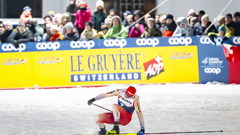 Sturz im Halbfinal: Janik Riebli liegt im Schnee. 