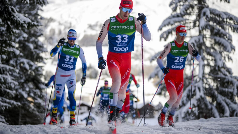 Herrliche Verhältnisse: Die Athleten laufen durch den verschneiten Wald. 
