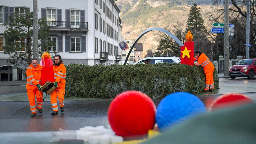 Der Tatort: Mitarbeiter der Stadt Chur räumen den Lego-Adventskranz beim Obertor-Kreisel in Chur wieder ab – oder was davon noch übrig ist. Denn auch dieses Mal wurden einige weihnachtliche Lego-Figuren entwendet oder gar beschädigt. 