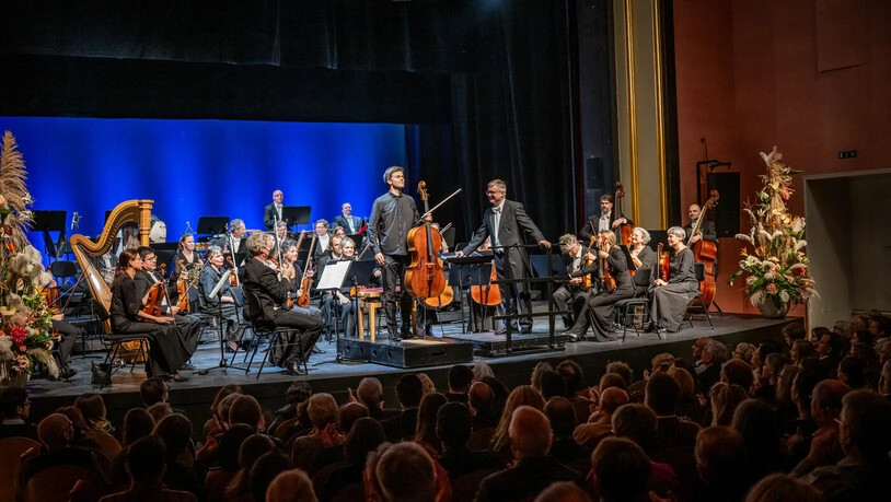 Begeistertes Publikum: Die Kammerphilharmonie hat zum Neujahrskonzert geladen. Es ist ein Abend der Kontraste. Dirigent Philippe Bach, stehend rechts, und Cellist Samuel Niederhauser nehmen den Applaus entgegen. 